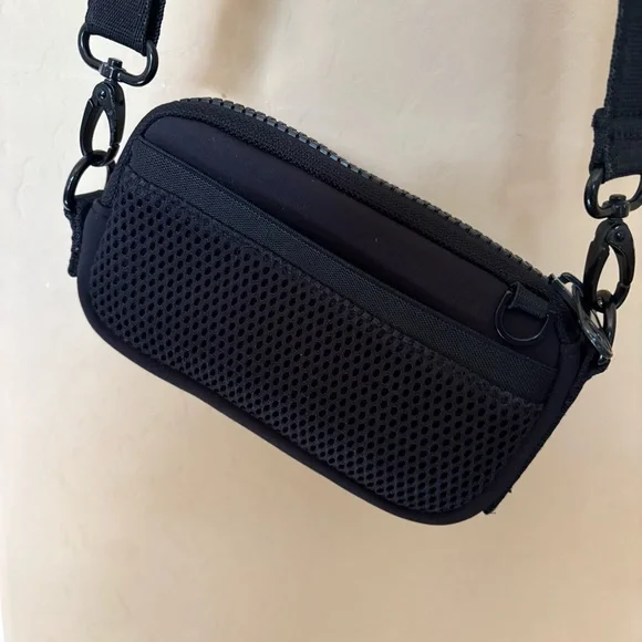 Dagne Dover Mara Neoprene Phone Sling Black EUC - Picture 3 of 7